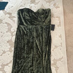 Lulu's Strapless Velvet Dress in Deep Green